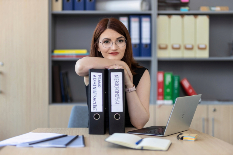 Bankowość i finanse cyfrowe | Studia II stopnia ze studiami podyplomowymi  | Uniwersytet WSB Merito Łódź: Studentka Uniwersytetu WSB Merito w Łodzi pozuje do zdjęcia.