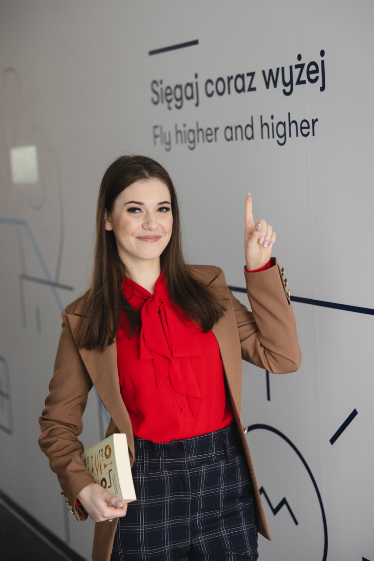 Finanse i rachunkowość | Studia II stopnia ze studiami podyplomowymi w Łodzi | Uniwersytet WSB Merito Łódź: Studentka Uniwersytetu WSB Merito w Łodzi pozuje do zdjęcia.