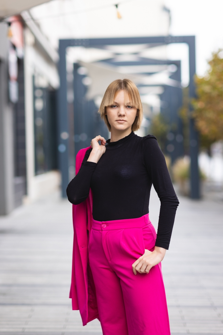 Podatki i doradztwo podatkowe | Studia II stopnia ze studiami podyplomowymi  | Uniwersytet WSB Merito Łódź: Studentka Uniwersytetu WSB Merito w Łodzi pozuje do zdjęcia.