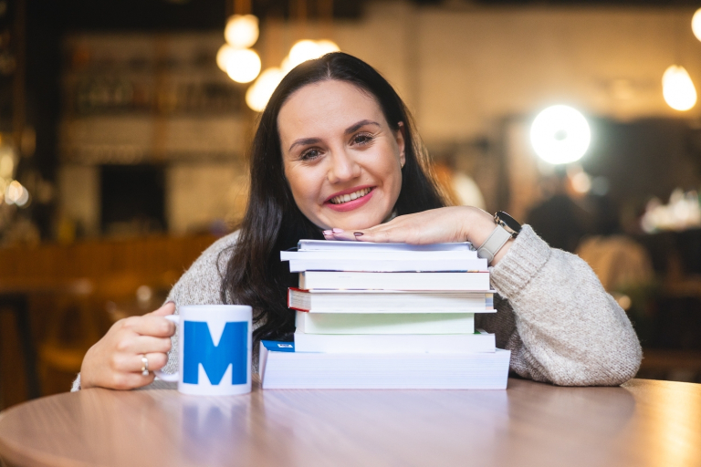 Finanse Cyfrowe | Studia I stopnia w Łodzi | Uniwersytet WSB Merito Łódź: Studentka Uniwersytetu WSB Merito w Łodzi pozuje do zdjęcia.