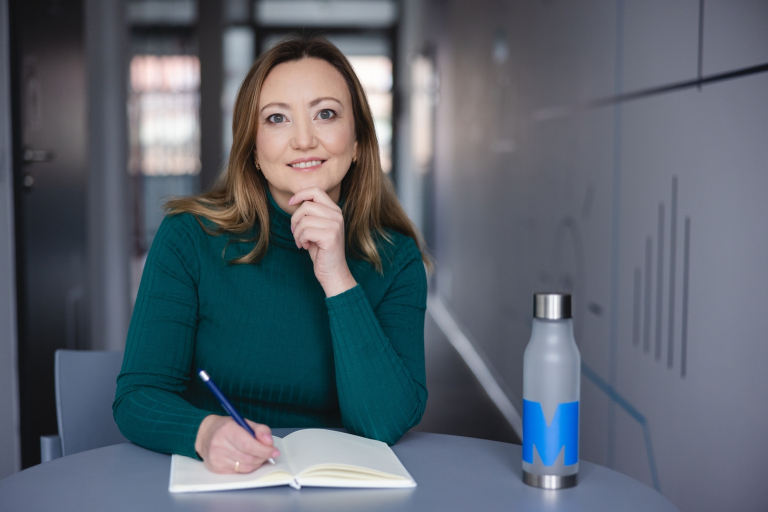 Logistyka 5.0 | Studia II stopnia ze studiami podyplomowymi  | Uniwersytet WSB Merito Łódź: Studentka Uniwersytetu WSB Merito w Łodzi pozuje do zdjęcia.