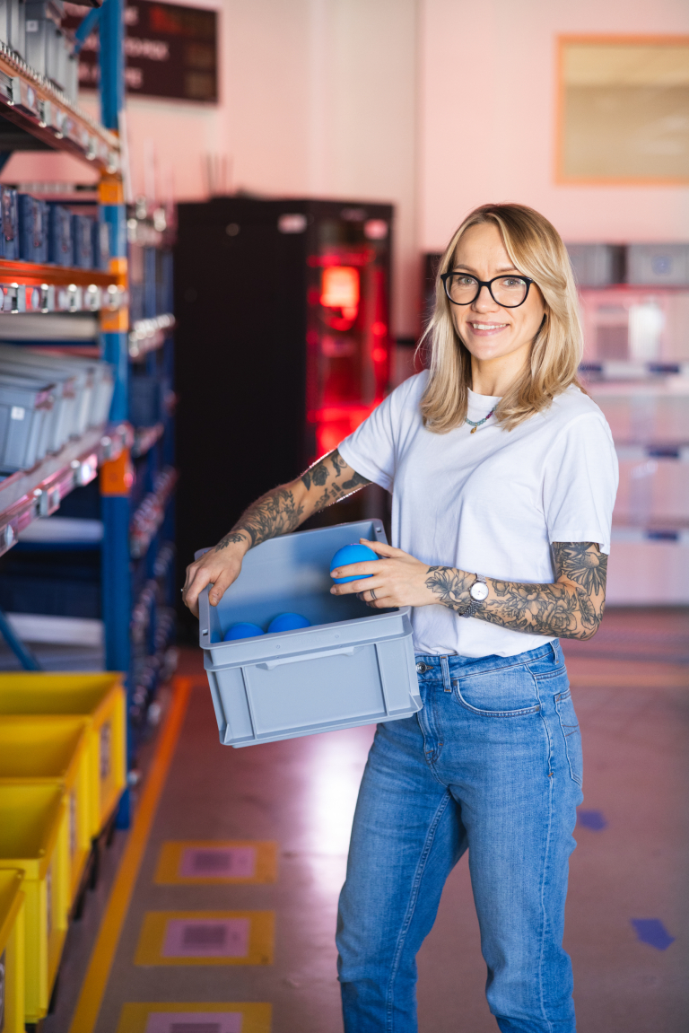 Transport, spedycja i obsługa celna | Studia II stopnia ze studiami podyplomowymi  | Uniwersytet WSB Merito Łódź: Studentka Uniwersytetu WSB Merito w Łodzi pozuje do zdjęcia.