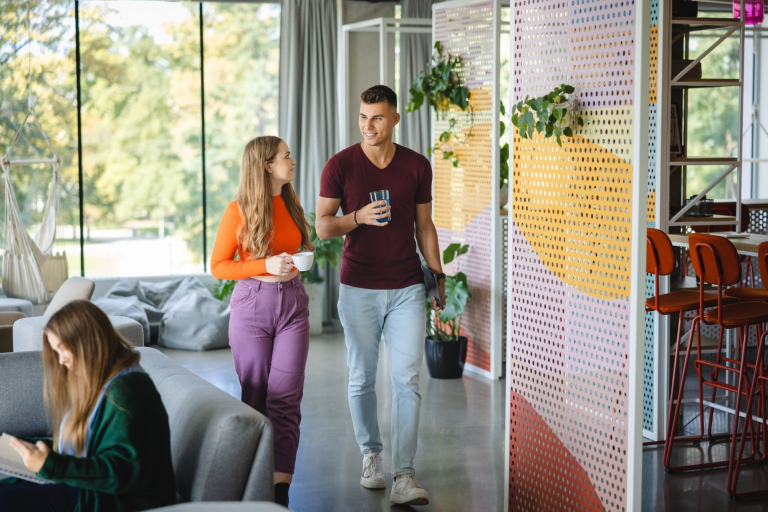 Transport, spedycja i obsługa celna | Studia I stopnia w Łodzi | Uniwersytet WSB Merito Łódź: Studenci Uniwersytetu WSB Merito w Łodzi rozmawiają ze sobą.