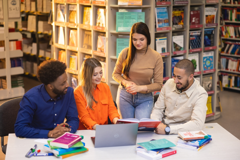 Event Manager | Studia podyplomowe w Łodzi | Uniwersytet WSB Merito Łódź: Studenci Uniwersytetu WSB Merito w Łodzi pracują wspólnie nad projektem.