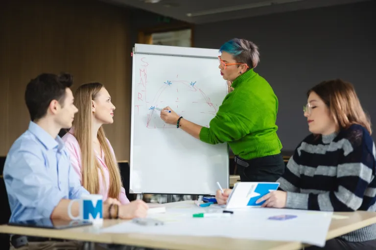 Zarządzanie projektem - Junior Project Manager | Studia II stopnia w Łodzi | Uniwersytet WSB Merito Łódź: Studenci Uniwersytetu WSB Merito w Łodzi pracują wspólnie nad projektem.