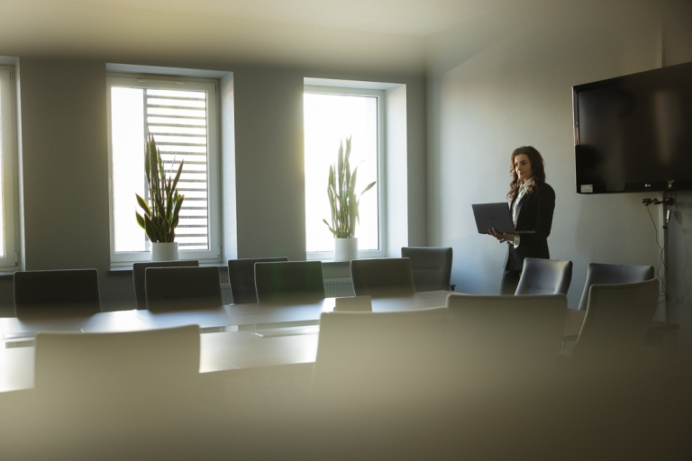 Analityk finansowy, studia podyplomowe: osoba w sali z laptopem kobieta z daleka 