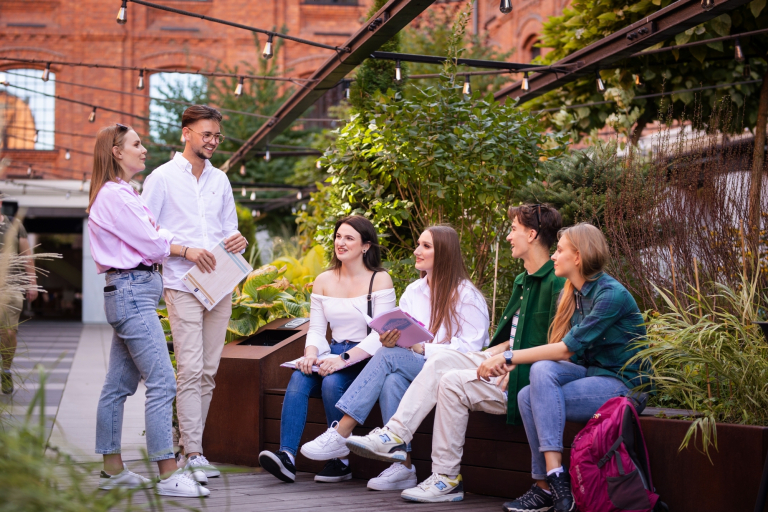 Dietetyka | Studia I stopnia w Łodzi | Uniwersytet WSB Merito Łódź: Grupa studentów spotyka się po zajęciach na uczelni