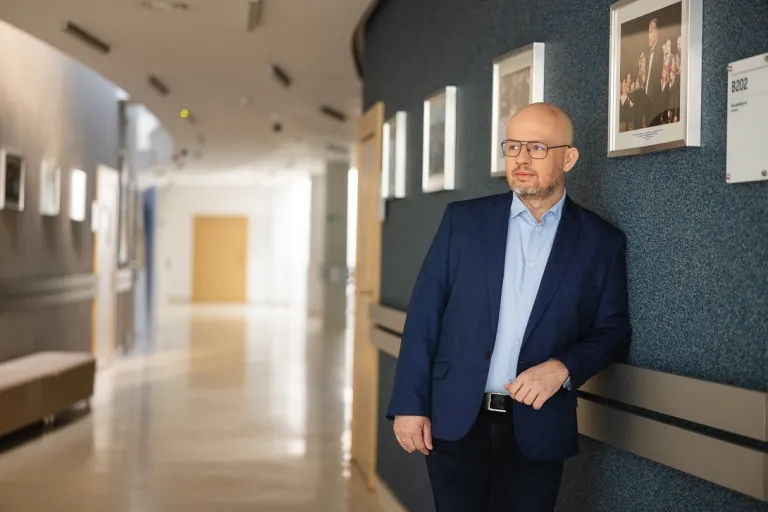 MBA Zarządzanie w podmiotach leczniczych | Studia MBA w Łodzi | Uniwersytet WSB Merito Łódź: uczestnik mba korytarz oparty o sciane 