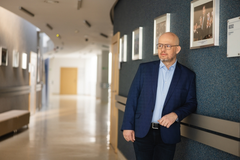 Master of Business Administration | Studia MBA w Łodzi | Uniwersytet WSB Merito Łódź: uczestnik mba korytarz oparty o sciane 