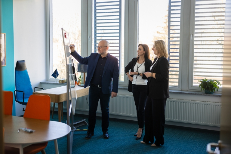 Psychologia w biznesie | Studia podyplomowe w Łodzi | Uniwersytet WSB Merito Łódź: mba osoby na spotkaniu biznesowym