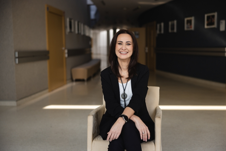 MBA Management 4.0 | Studia MBA w Łodzi | Uniwersytet WSB Merito Łódź: uczestniczka MBA siedzi na korytarzu 