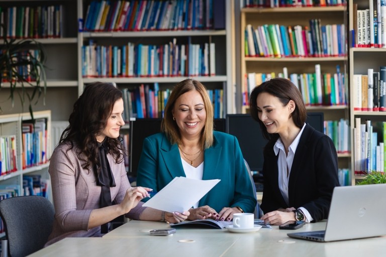 Konferencja HR Forward. Dzień Dobrych Praktyk w Łodzi | Aktualności | Uniwersytet WSB Merito Łódź: trzy panie w bilbiotece mba 