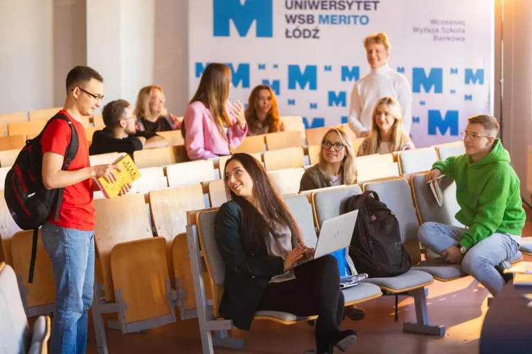 Zarządzanie w branży modowej | Studia I stopnia w Łodzi | Uniwersytet WSB Merito Łódź: Uczniowie rozmawiają w sali wykładowej na Uniwersytecie WSB Merito w Łodzi