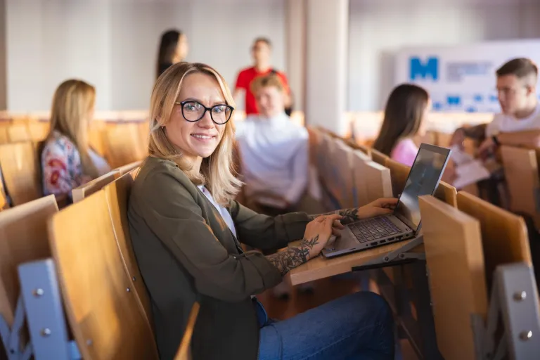 Nie czekaj na egzamin dyplomowy - zacznij studia magisterskie jako Wolny Słuchacz! | Aktualności | Uniwersytet WSB Merito Łódź: Studentka przygotowuje się na zajęcia na Uniwersytecie WSB Merito w Łodzi