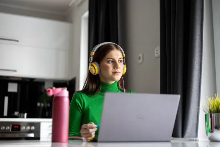 Studentka Uniwersytetu WSB Merito uczy się.