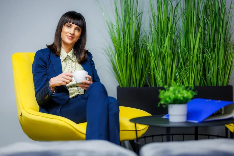 Bezpieczeństwo militarne i siły zbrojne RP | Studia I stopnia w Łodzi | Uniwersytet WSB Merito Łódź: Studentka Uniwersytetu WSB Merito w Łodzi pozuje do zdjęcia.