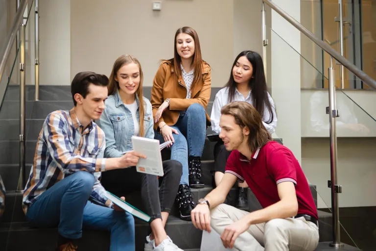 Projektowanie marki i wizerunku firmy | Studia I stopnia w Łodzi | Uniwersytet WSB Merito Łódź: Studenci omawiają wspólny projekt na Uniwersytecie WSB Merito w Łodzi.