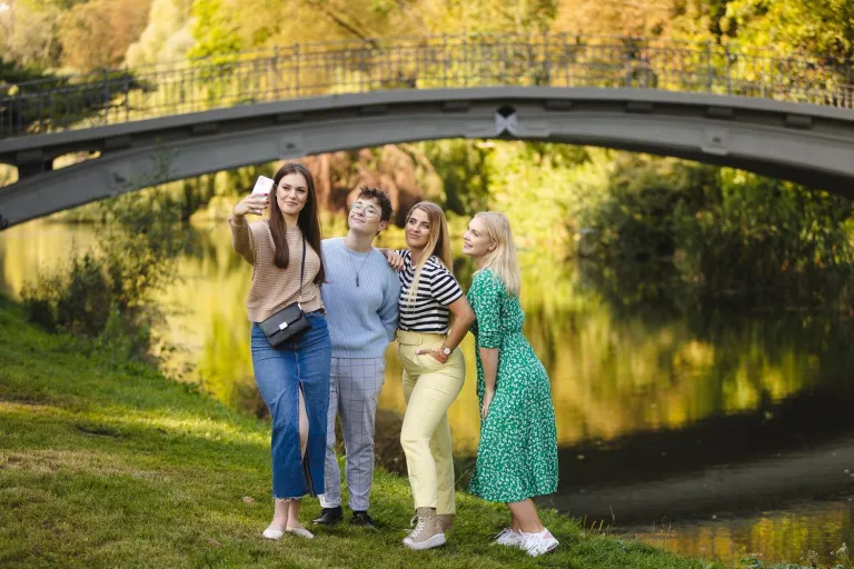 Finanse Małych i Średnich Przedsiębiorstw | Studia I stopnia w Łodzi | Uniwersytet WSB Merito Łódź: Studenci Uniwersytetu WSB Merito pozują do selfie w parku.