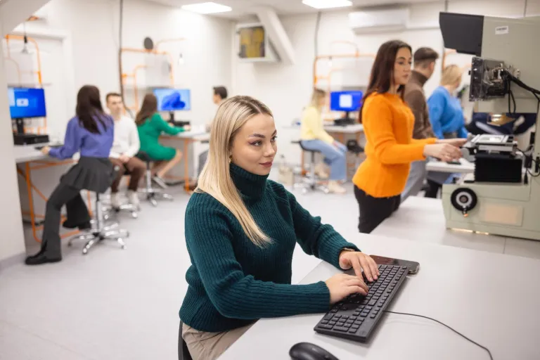 Logistics | Uniwersytet WSB Merito Łódź: Studenci pracują w nowocześnie wyposażonym laboratorium, korzystając z komputerów i specjalistycznych urządzeń do nauki logistyki i technologii informacyjnych.