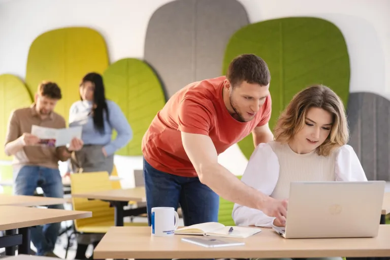 Marketing and sale | Uniwersytet WSB Merito Łódź: Dwójka studentów przegląda laptopa.
