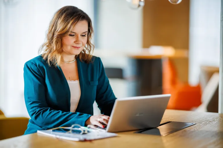 Bezpieczeństwo zdrowotne i ratownictwo | Uniwersytet WSB Merito Łódź: Studentka Uniwersytetu WSB Merito w Łodzi uczy się.