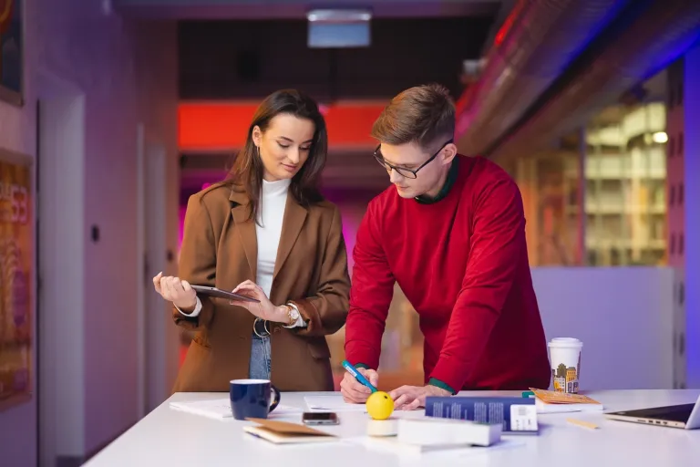 Służby mundurowe w systemie bezpieczeństwa państwa | Uniwersytet WSB Merito Łódź: Studenci Uniwersytetu WSB Merito w Łodzi pracują wspólnie nad projektem.