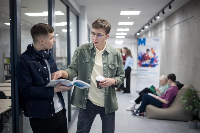 Administracja i bezpieczeństwo wewnętrzne | Uniwersytet WSB Merito Łódź: Student Uniwersytetu WSB Merito w Łodzi uczy się.