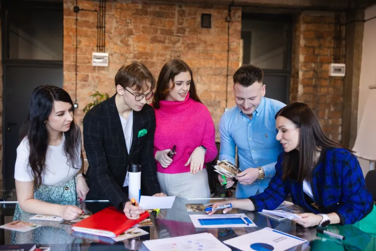 Transport, spedycja i obsługa celna | Uniwersytet WSB Merito Łódź: Studenci Uniwersytetu WSB Merito w Łodzi pracują wspólnie nad projektem.