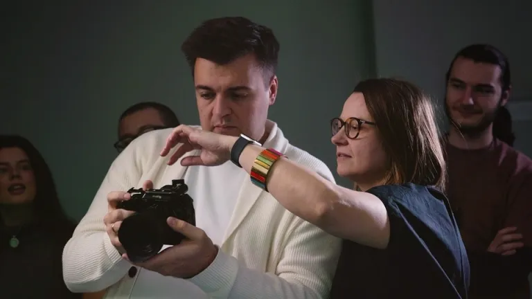 Design w biznesie. Studia, które uczą myśleć jak projektant i działać jak przedsiębiorca | Aktualności | Uniwersytet WSB Merito Łódź: Mateusz Ruśkiewicz i menadżer kierunku Izabela Lewandowska