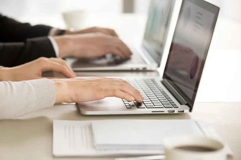 Tester oprogramowania dla aplikacji mobilnych i serwerowych z zastosowaniem AI | Studia podyplomowe w Opolu | Uniwersytet WSB Merito Opole: Dwie osoby pracujące na laptopach
