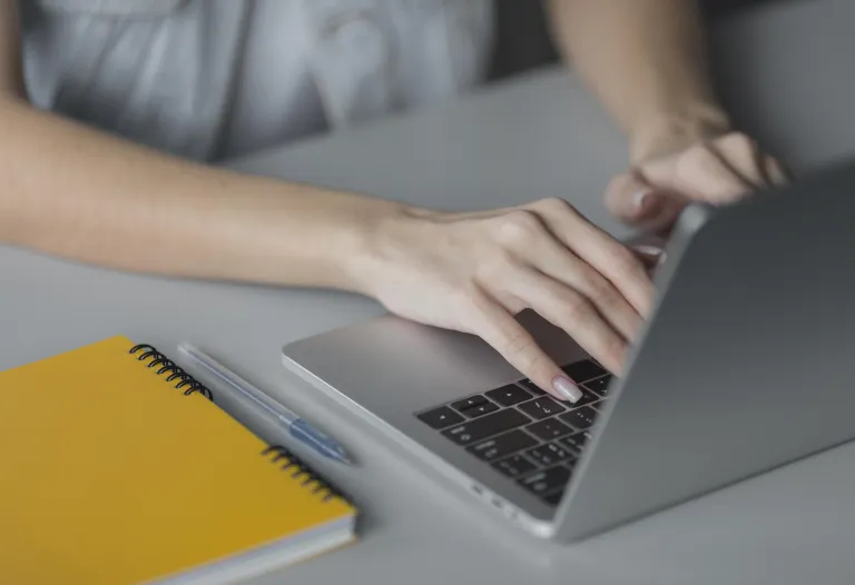 Tester Automatyzujący | Studia podyplomowe w Opolu | Uniwersytet WSB Merito Opole: Kobieta pracująca na laptopie
