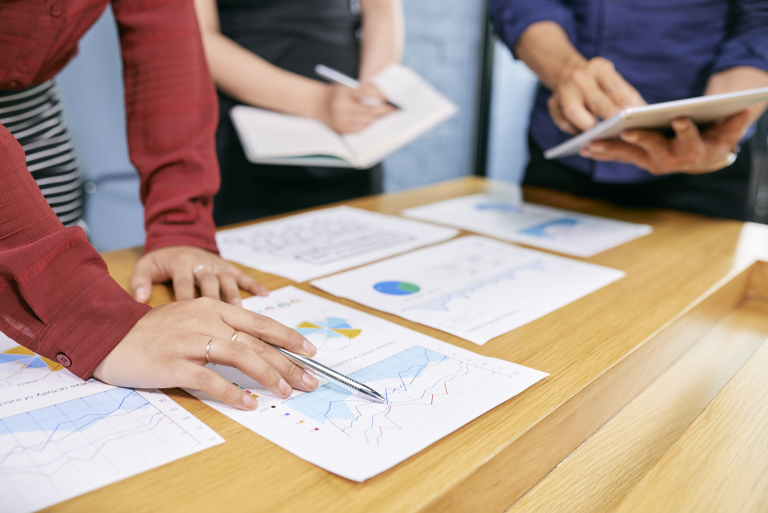 Windykacja i zarządzanie wierzytelnościami | Studia podyplomowe w Opolu | Uniwersytet WSB Merito Opole: Analiza wykresu liniowego w grupie