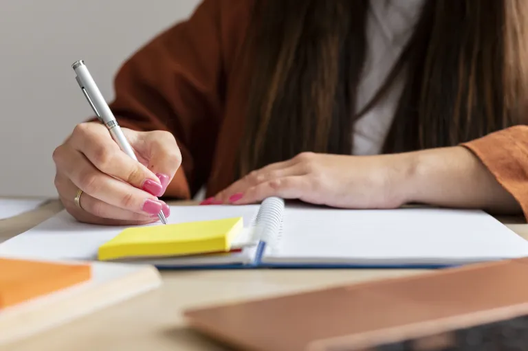 Doradca w procesie sukcesji | Studia podyplomowe w Opolu | Uniwersytet WSB Merito Opole: Osoba robiąca notatki w zeszycie