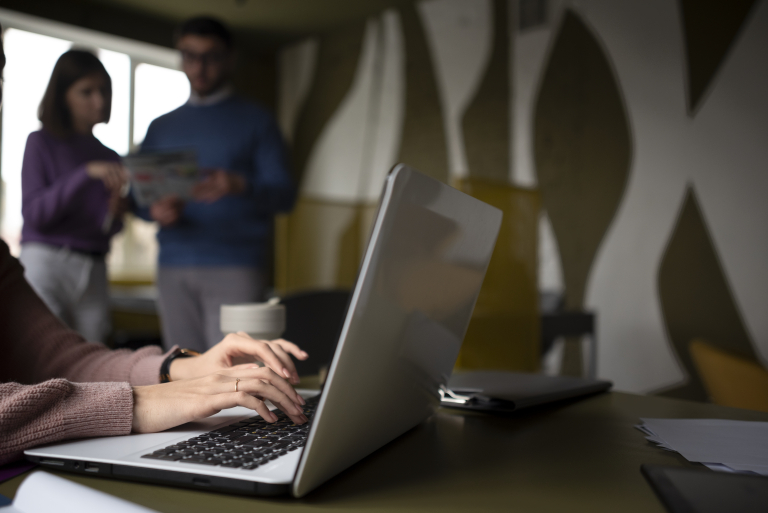 SAP S/4HANA - nowoczesny system ERP | Studia podyplomowe w Opolu | Uniwersytet WSB Merito Opole: Osoba pracująca przy laptopie