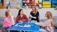 Pedagogika przedszkolna i wczesnoszkolna | Studia jednolite magisterskie w Opolu | Uniwersytet WSB Merito Opole: Grafika główna: Opole - studia jednolite magisterskie - Pedagogika przedszkolna i wczesnoszkolna - studentkI pedagogiki biorą udział w zajęciach