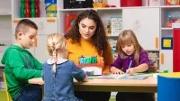 Pedagogika przedszkolna i wczesnoszkolna | Studia jednolite magisterskie w Opolu | Uniwersytet WSB Merito Opole: Grafika główna: Opole - studia jednolite magisterskie - Pedagogika przedszkolna i wczesnoszkolna - studentka pedagogiki prowadzi zajęcia dla dzieci