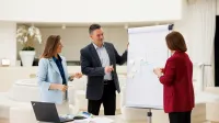 Analiza Transakcyjna w Organizacji | Studia podyplomowe w Opolu | Uniwersytet WSB Merito Opole: osoby przy flipchart