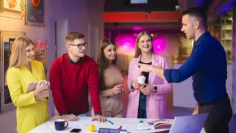 Wyniki wyszukiwania | Uniwersytet WSB Merito Opole: Główna grafika: Opole - Administracja i bezpieczeństwo wewnętrzne - grupa studentów pracująca nad projektem pod okiem wykładowcy