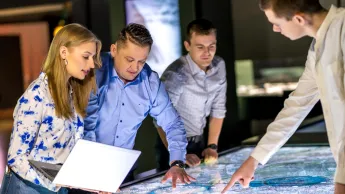 Wyniki wyszukiwania | Uniwersytet WSB Merito Opole: Główna grafika: Opole - Administracja i bezpieczeństwo wewnętrzne- grupa studentów przyglądających się mapie