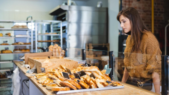 Dietetyka kliniczna | Studia I stopnia w Opolu | Uniwersytet WSB Merito Opole: Główna grafika: Opole - dietetyka kliniczna - dziewczyna w kawiarni patrząca na wypieki