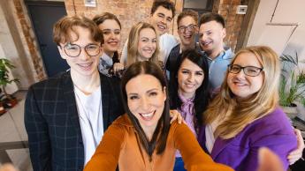 Dietetyka w sporcie | Studia I stopnia w Opolu | Uniwersytet WSB Merito Opole: Główna grafika: Opole - dietetyka w sporcie - grupa studentów robiąca selfie