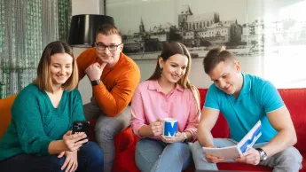 Media i komunikacja w biznesie | Studia I stopnia w Opolu | Uniwersytet WSB Merito Opole: Grupa młodych ludzi siedzi na kanapie i rozmawia