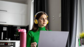 Analityk danych finansowych | Studia I stopnia w Opolu | Uniwersytet WSB Merito Opole: Opole - Analityk danych finansowych - Dziewczyna w słuchawkach korzystająca z laptopa