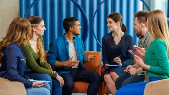 Psychologia | Studia jednolite magisterskie w Opolu | Uniwersytet WSB Merito Opole: Główna grafika: Opole - studia jsm psychologia - grupa studentów, siedząca w półkole