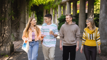 Główna grafika: Opole - specjalność Psychologia biznesu i rozwoju osobistego - czworo studentów, idących drogą - w tle park. 