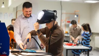 Bezpieczeństwo i higiena pracy | Studia I stopnia w Opolu | Uniwersytet WSB Merito Opole: Główna grafika: Opole - Bezpieczeństwo i higiena pracy  - student uczący się pod okiem wykładowcy