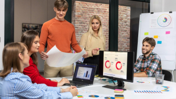 Inżynieria procesów transportowych | Uniwersytet WSB Merito Opole: Grupa młodych osób pracuje nad projektem