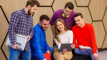 Pedagogika | Uniwersytet WSB Merito Opole: Zdjęcie główne: Opole - pedagogika - grupa młodych ludzi rozmawia o projekcie