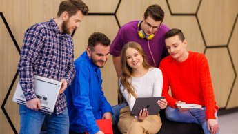 Pedagogika | Studia I stopnia w Opolu | Uniwersytet WSB Merito Opole: Zdjęcie główne: Opole - pedagogika - grupa młodych ludzi rozmawia o projekcie