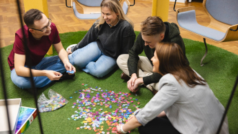 Pedagogika opiekuńczo-wychowawcza z neuropedagogiką | Uniwersytet WSB Merito Opole: Grupa studentów układa puzzle